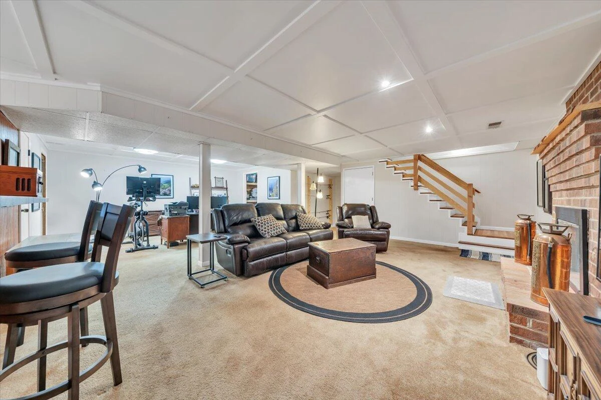 2030 Surrey LN - Photo 55