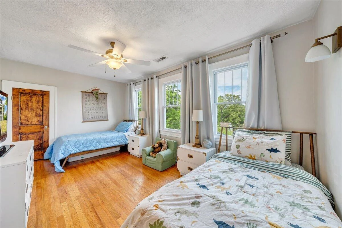 1142 Winona AVE - Photo 35