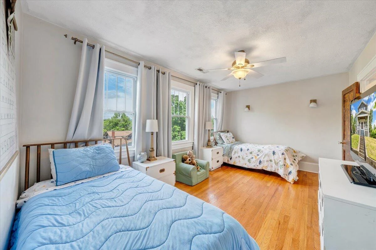 1142 Winona AVE - Photo 36