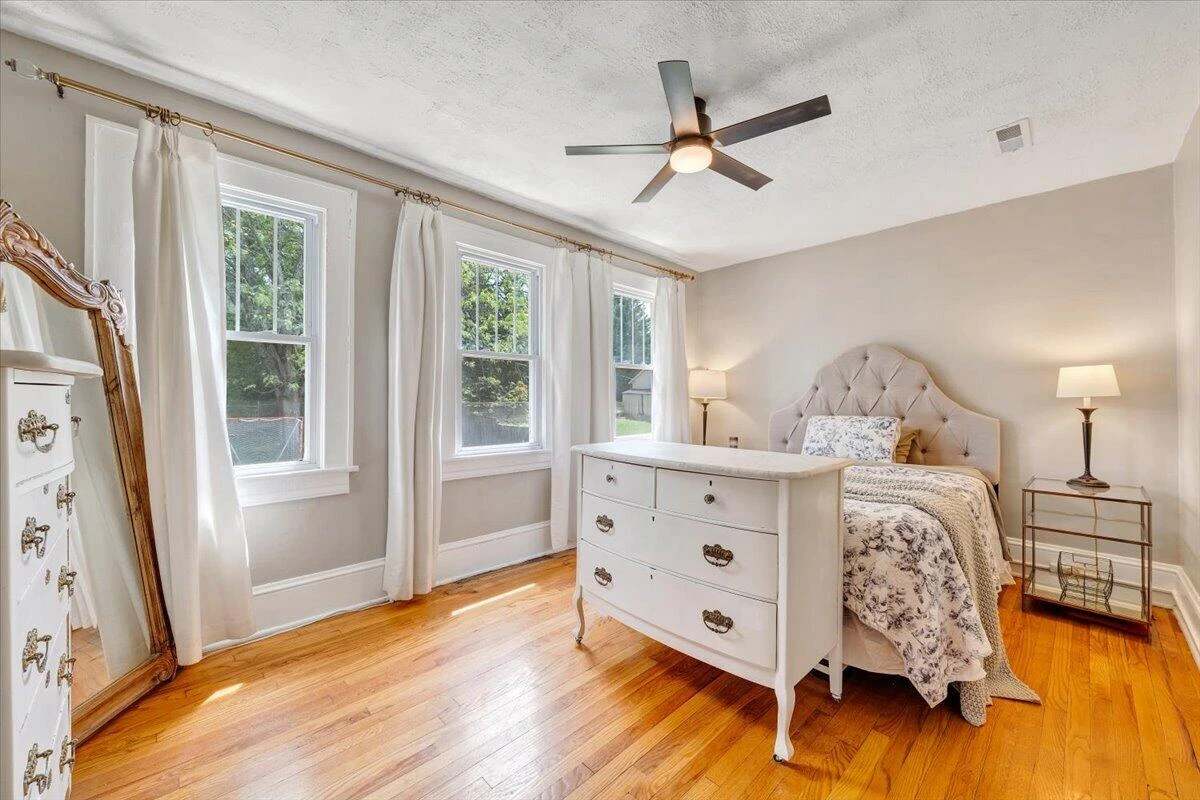 1142 Winona AVE - Photo 37