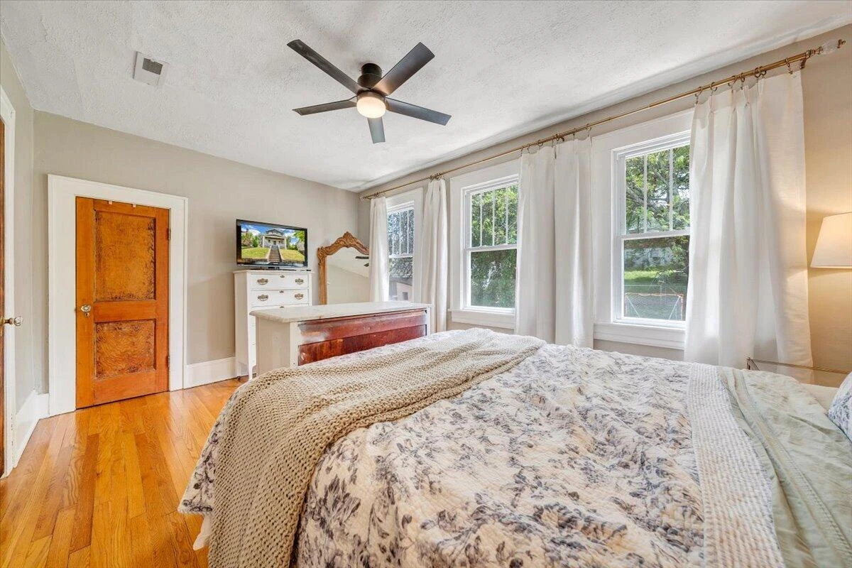 1142 Winona AVE - Photo 38