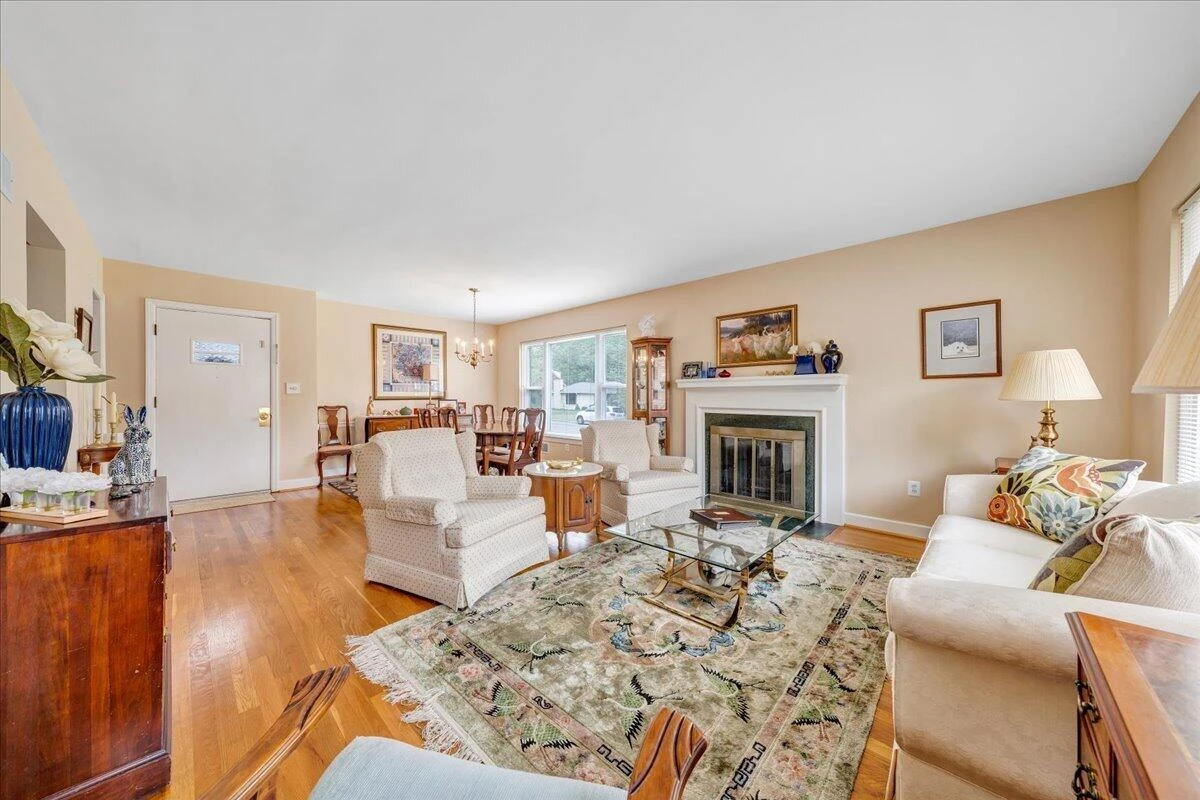 2716 Deerfield RD - Photo 3