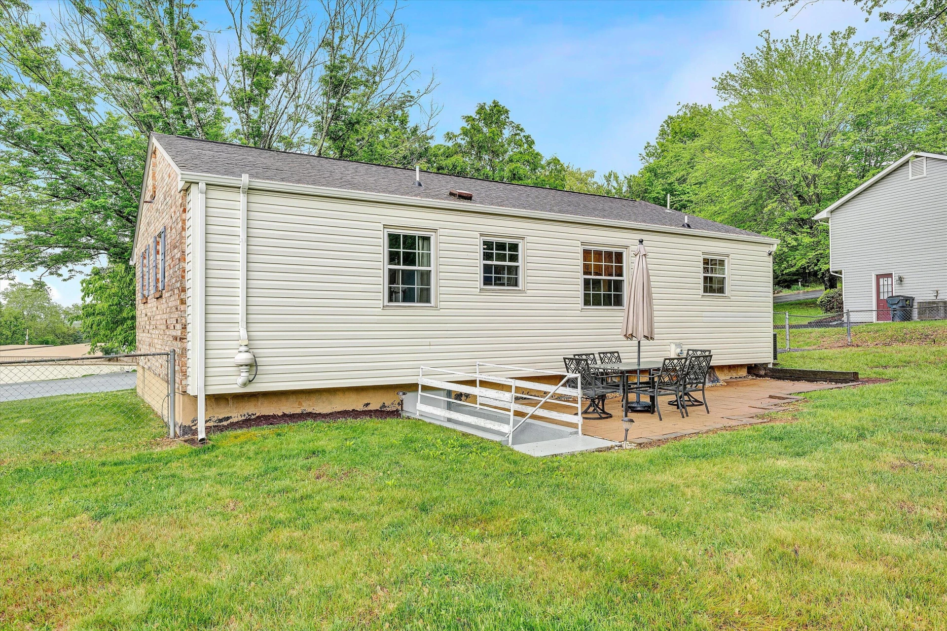 52 Hillview DR - Photo 32