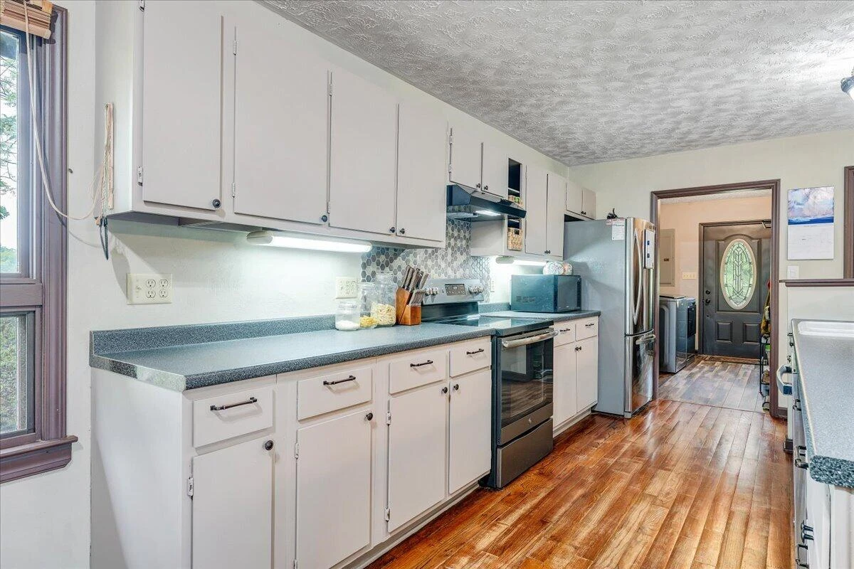 1299 Holiday CIR - Photo 11