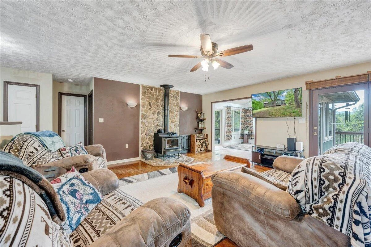 1299 Holiday CIR - Photo 15