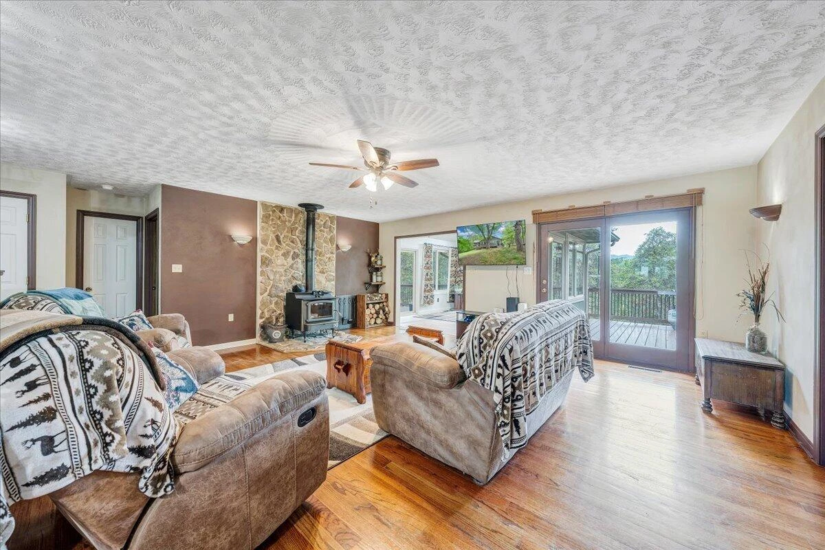1299 Holiday CIR - Photo 19