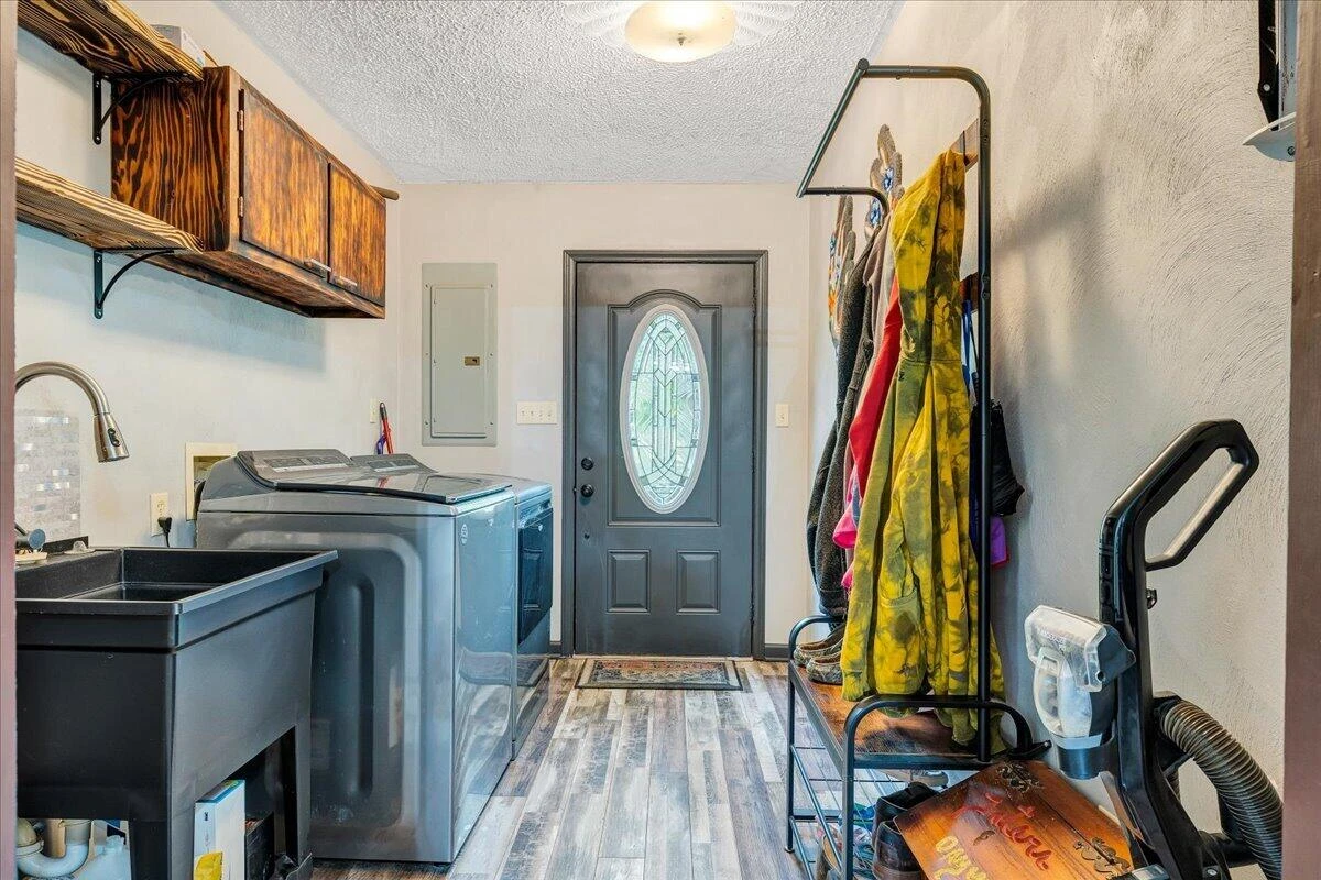 1299 Holiday CIR - Photo 7
