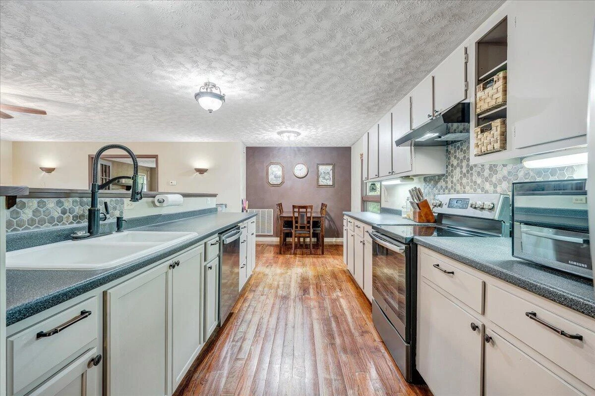 1299 Holiday CIR - Photo 9