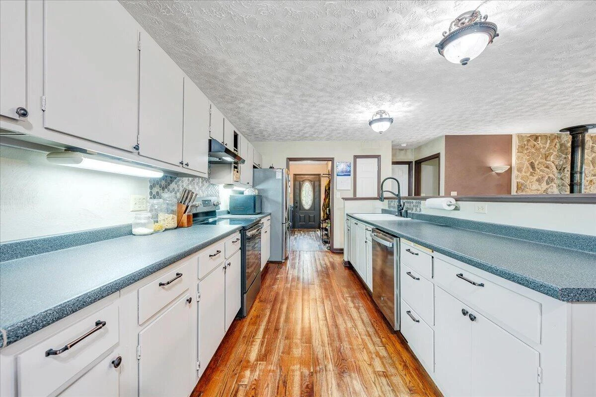 1299 Holiday CIR - Photo 10