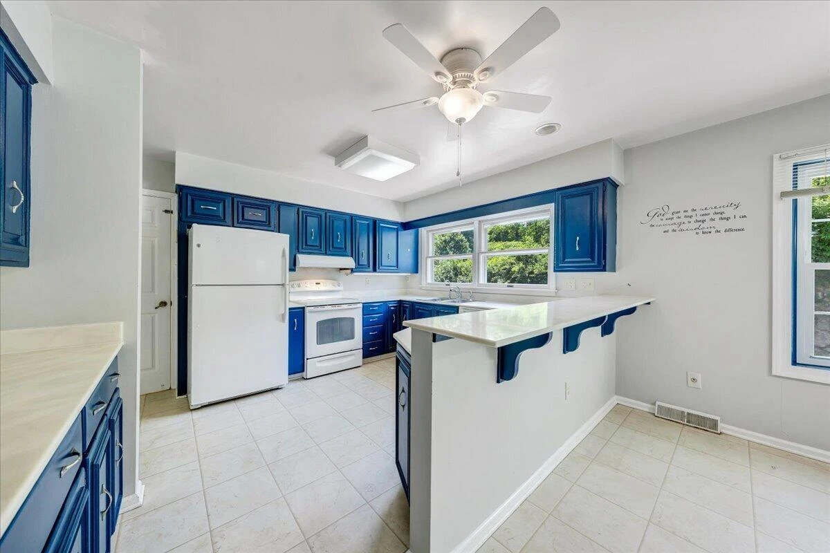 802 Oakwood DR - Photo 17