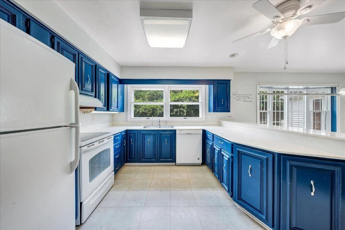802 Oakwood DR - Photo 18