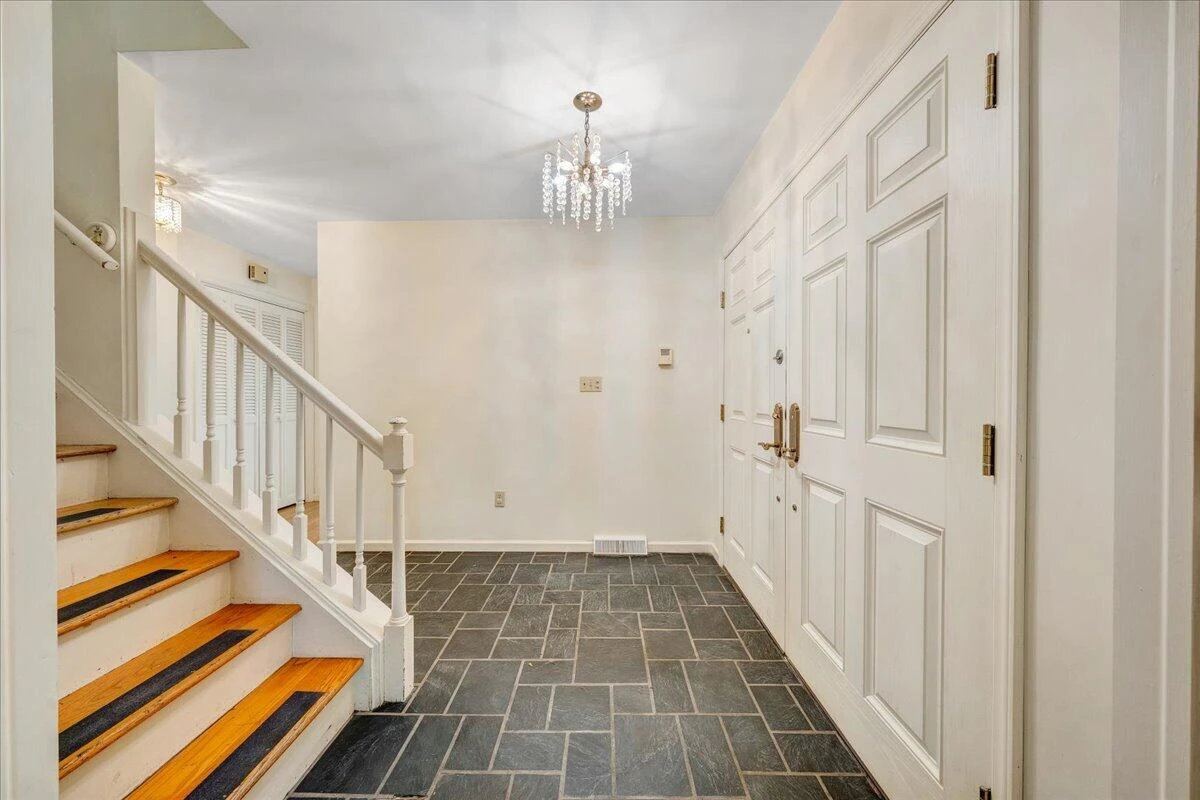 802 Oakwood DR - Photo 3