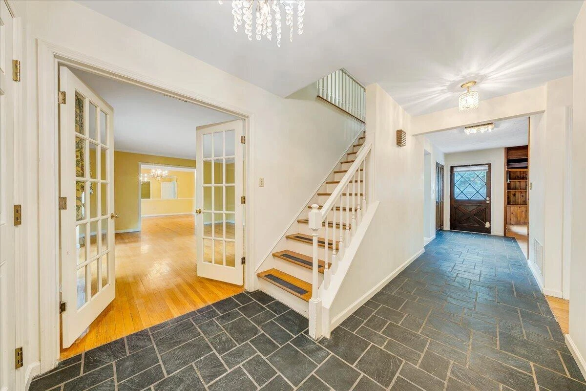 802 Oakwood DR - Photo 4