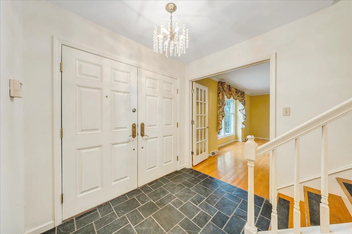 802 Oakwood DR - Photo 5