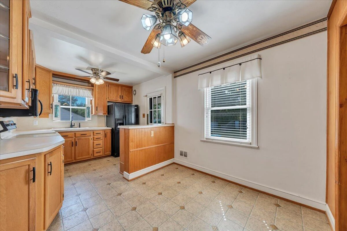 918 Whitney AVE - Photo 8