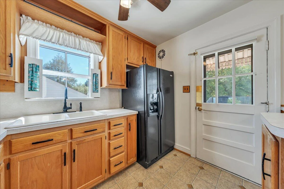 918 Whitney AVE - Photo 12