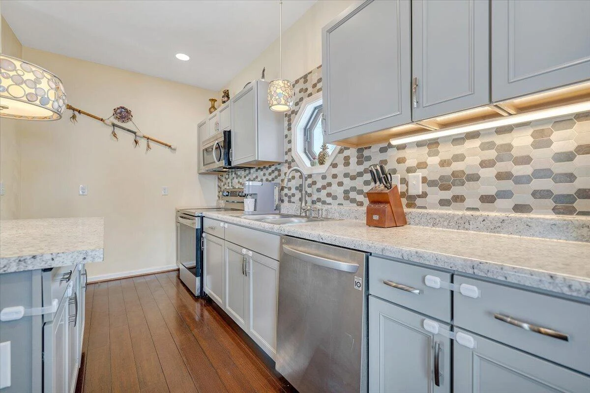 4711 Surrey AVE - Photo 10