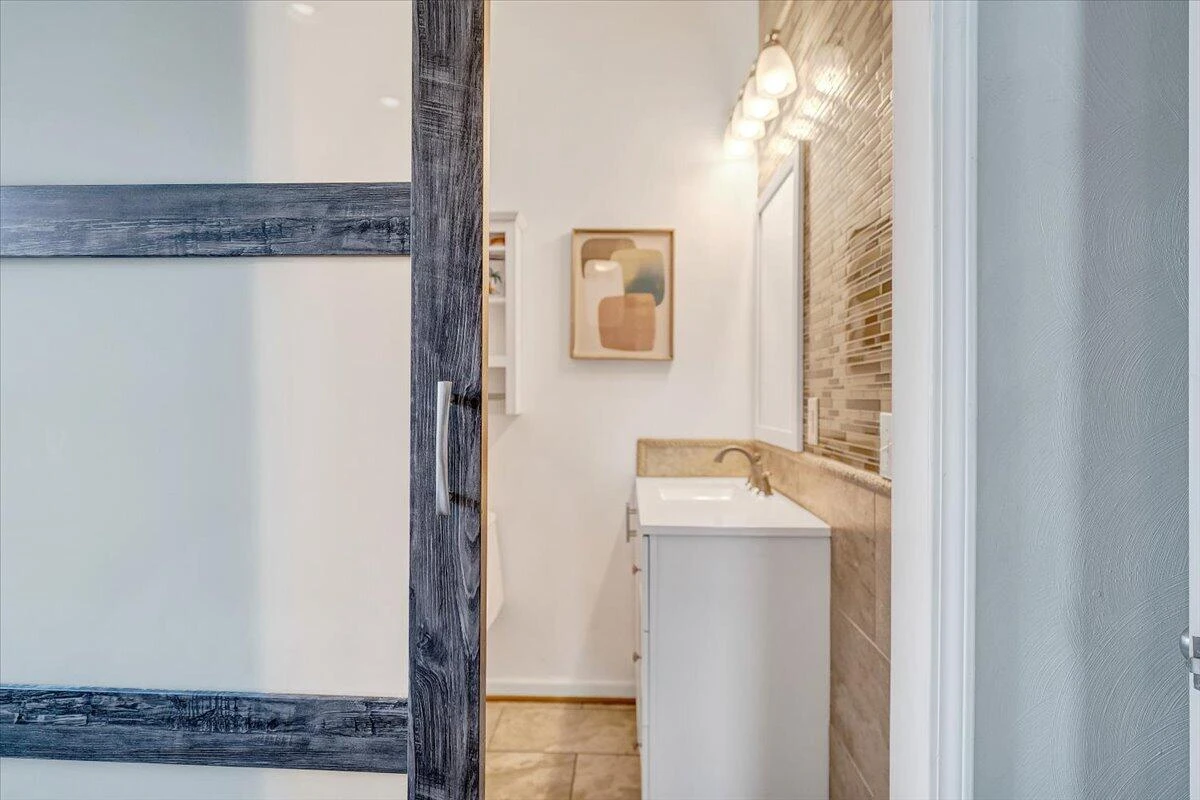 4711 Surrey AVE - Photo 13