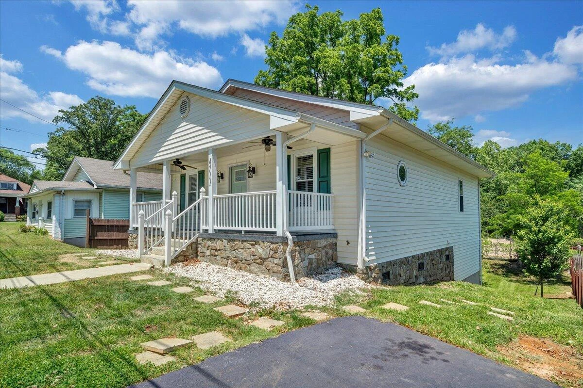 4711 Surrey AVE - Photo 2