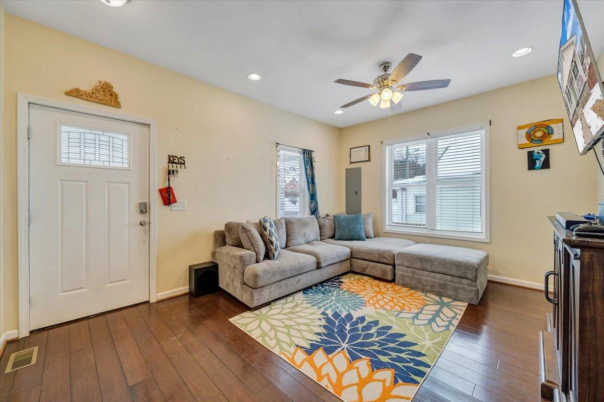 4711 Surrey AVE - Photo 4