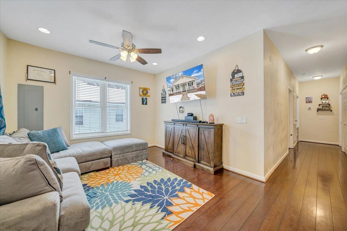 4711 Surrey AVE - Photo 5