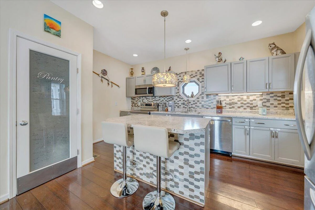 4711 Surrey AVE - Photo 6