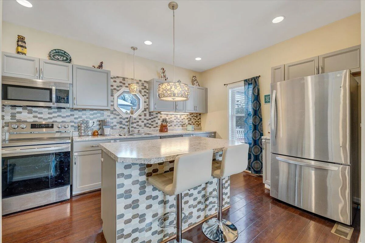 4711 Surrey AVE - Photo 7