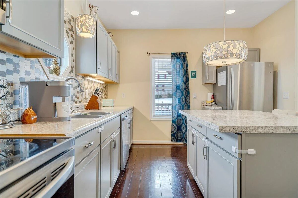 4711 Surrey AVE - Photo 8