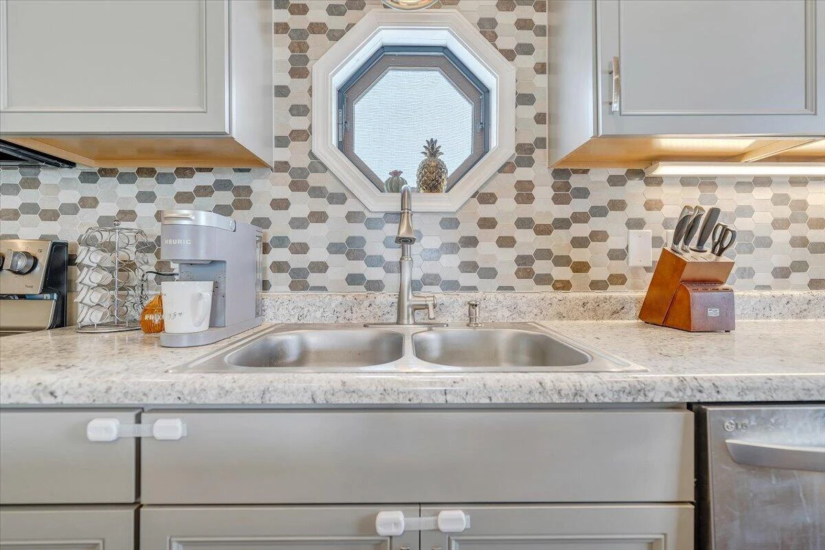 4711 Surrey AVE - Photo 9
