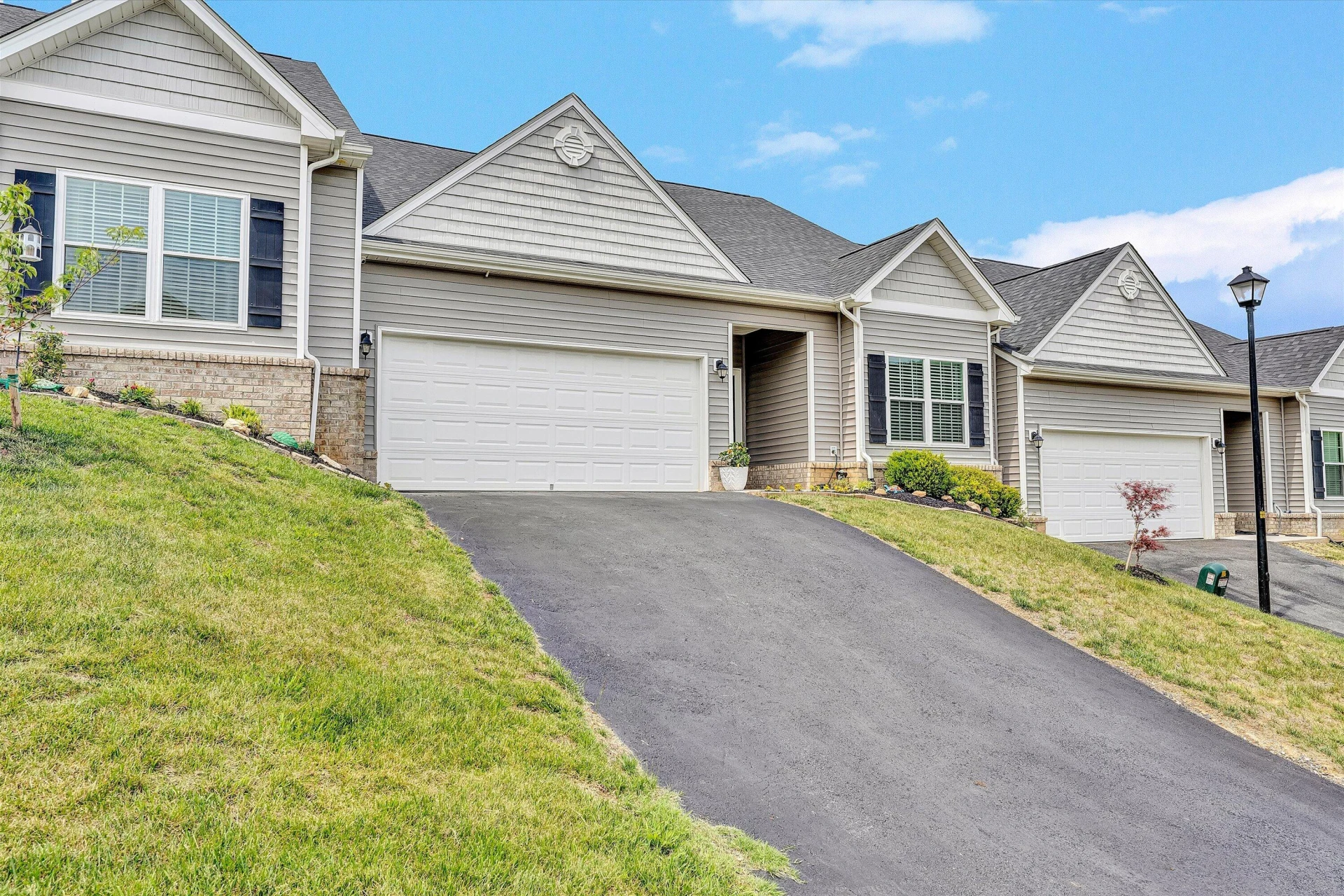 22 Carrington CT - Photo 3