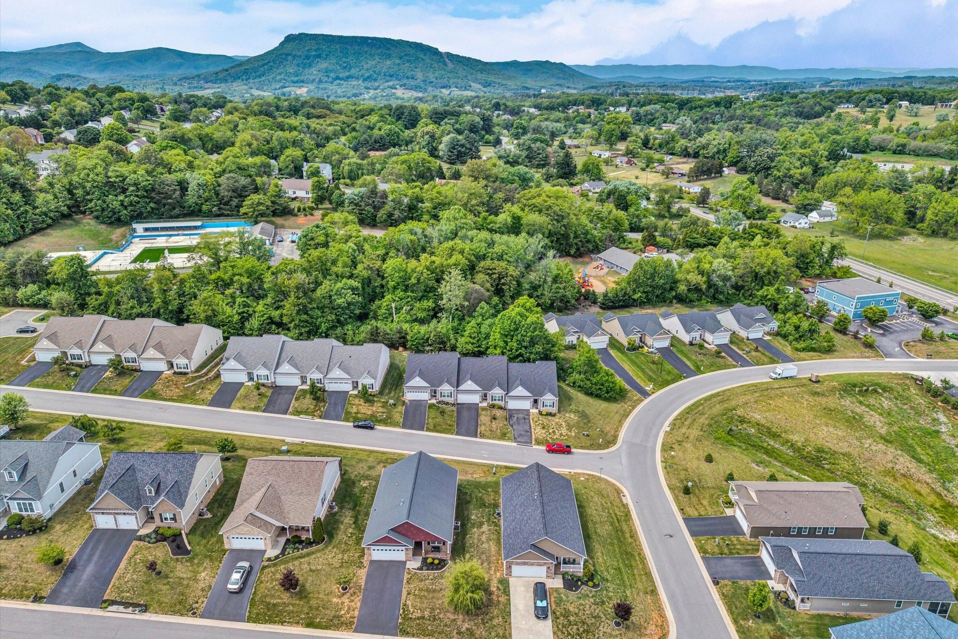 22 Carrington CT - Photo 4