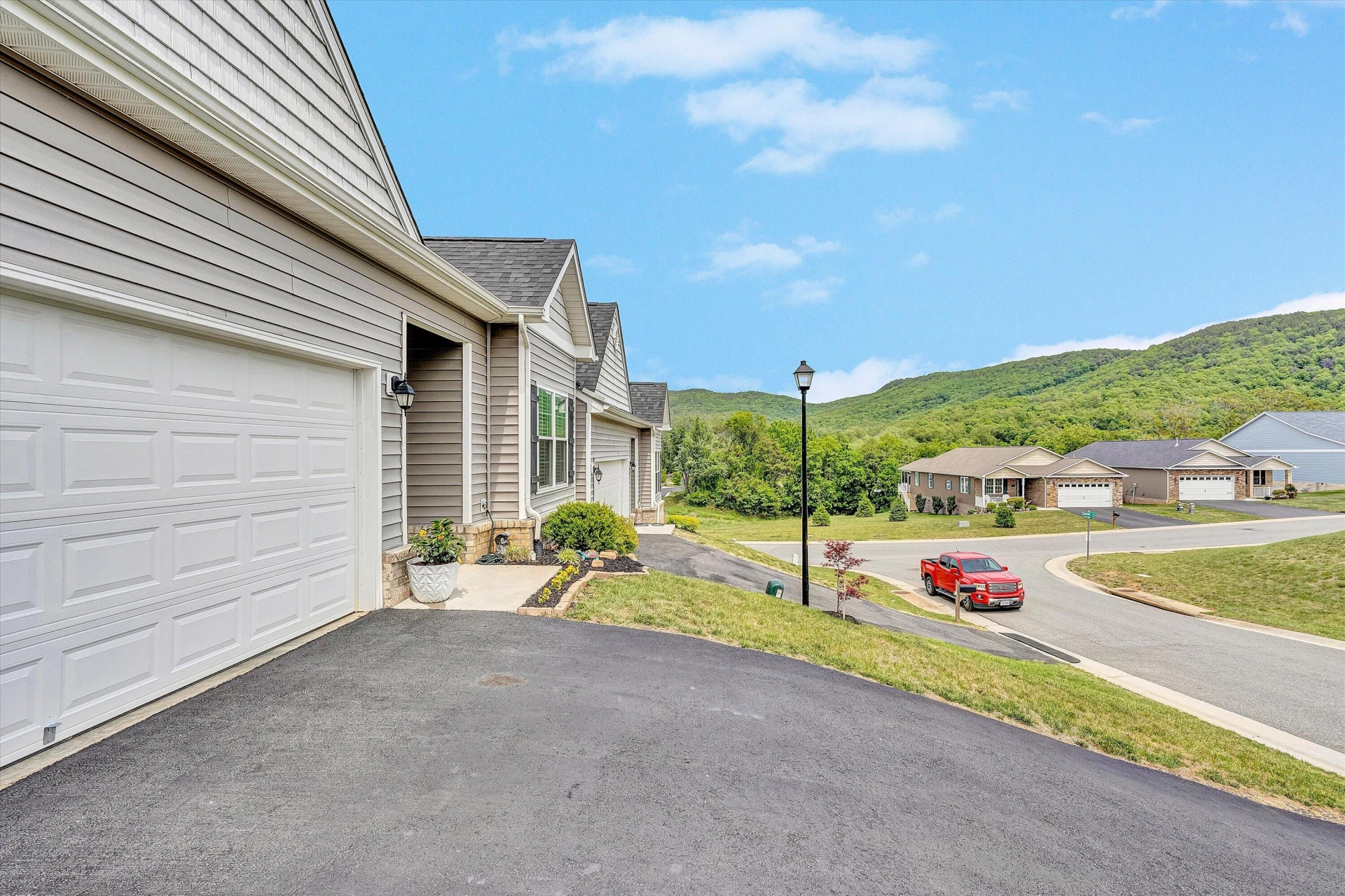 22 Carrington CT - Photo 6