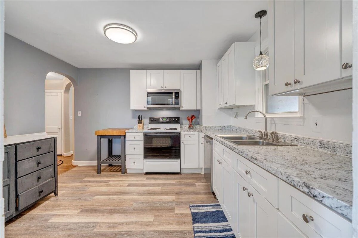 2525 Maiden LN - Photo 11