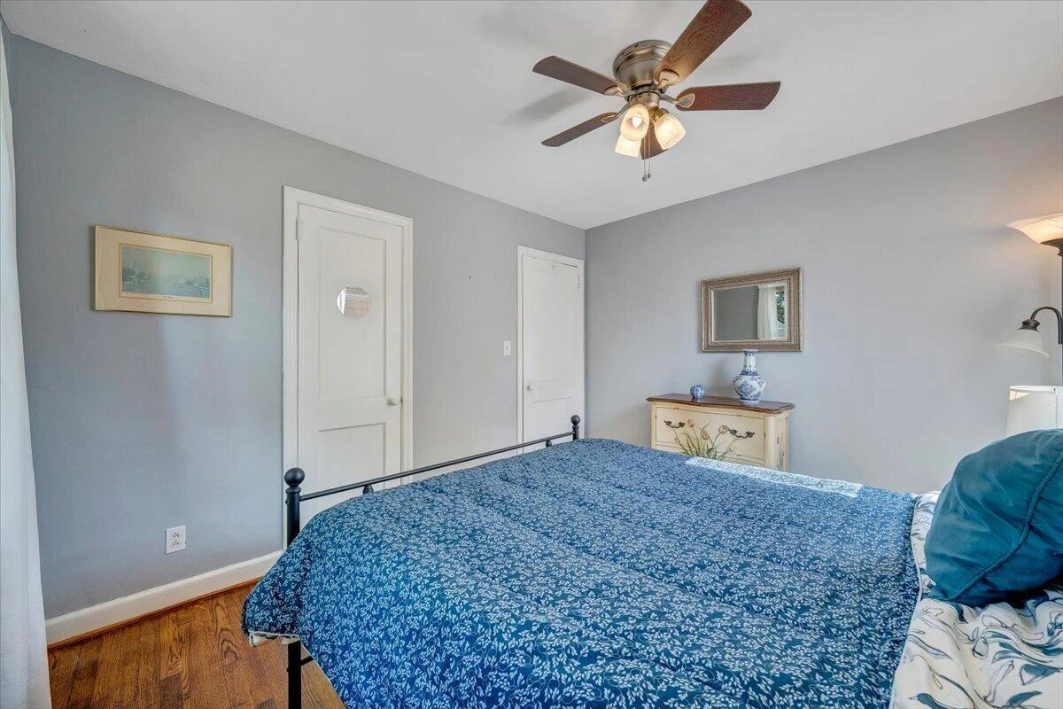 2525 Maiden LN - Photo 16