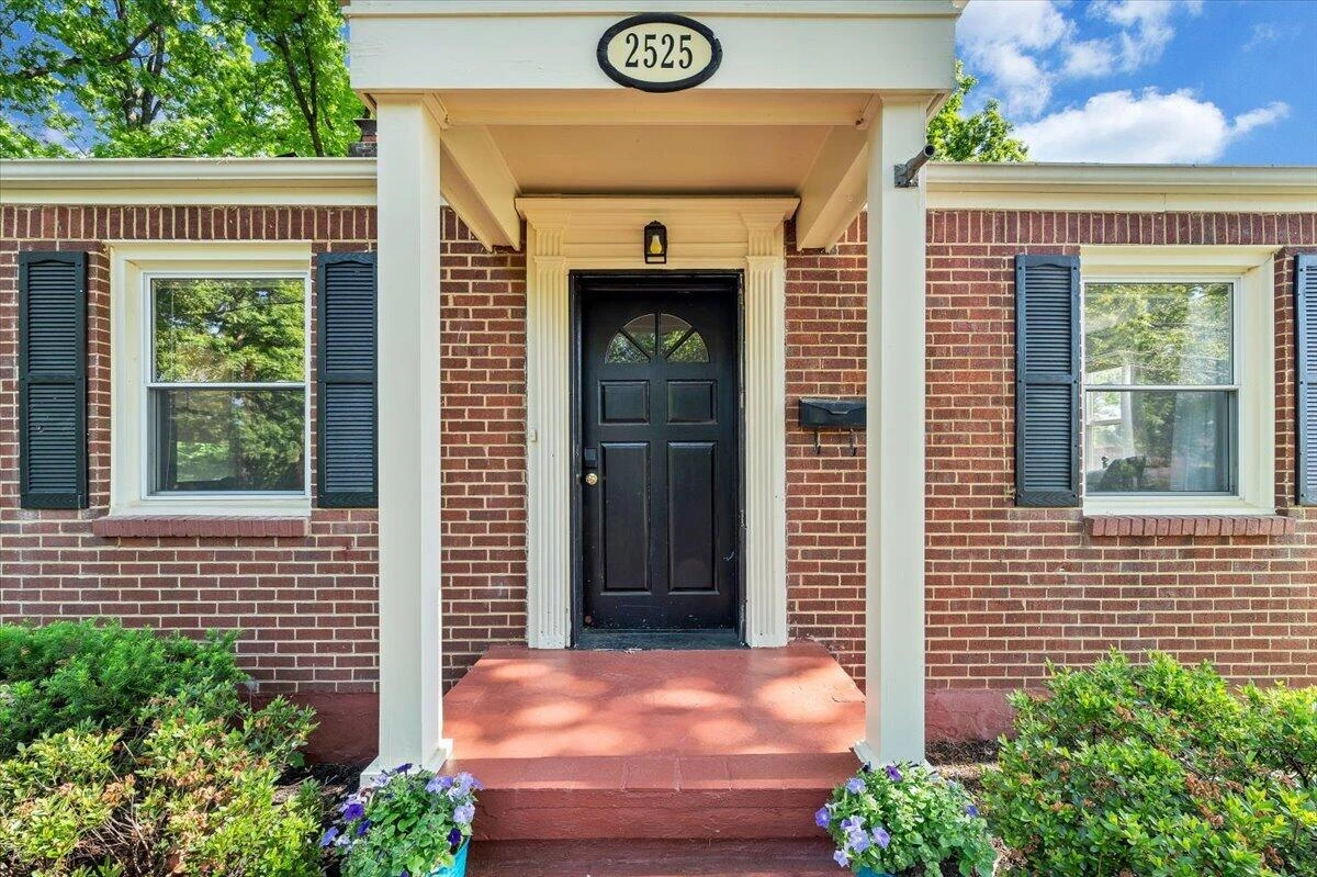 2525 Maiden LN - Photo 2