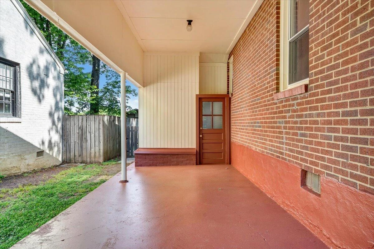 2525 Maiden LN - Photo 22