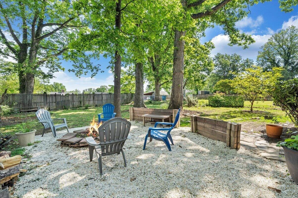 2525 Maiden LN - Photo 23