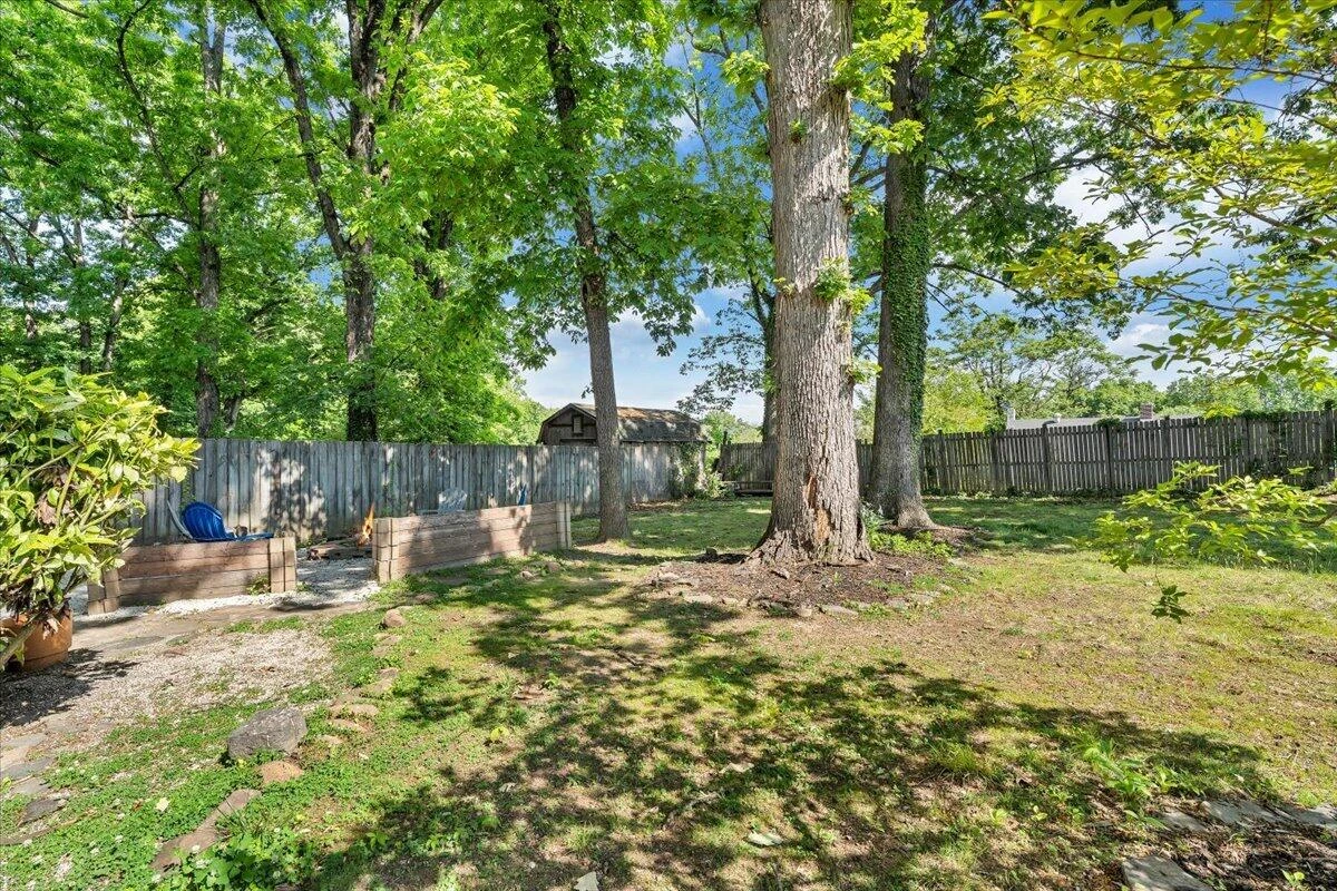 2525 Maiden LN - Photo 25