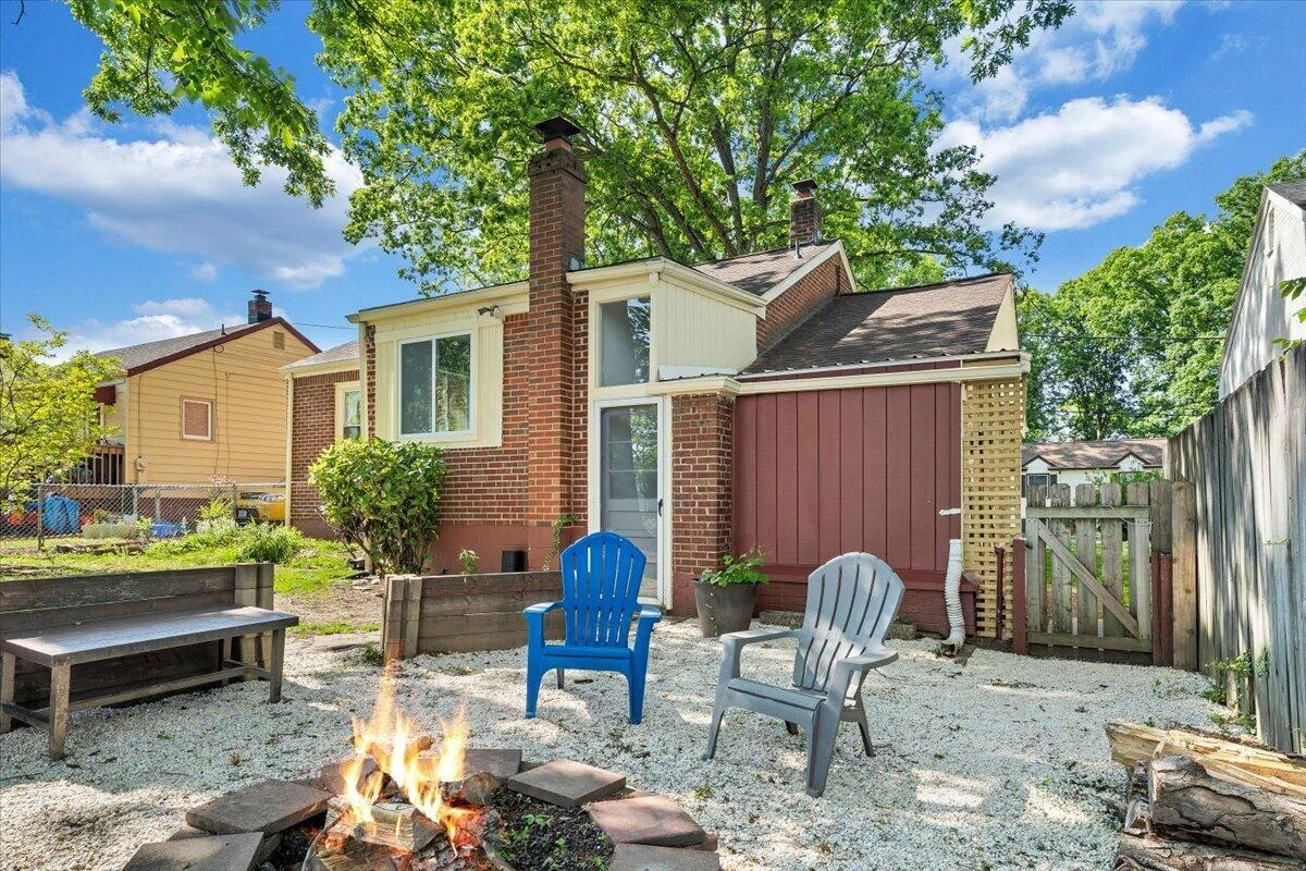 2525 Maiden LN - Photo 26