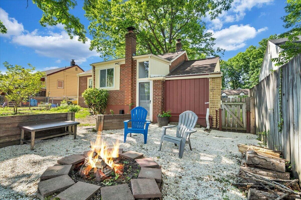 2525 Maiden LN - Photo 27
