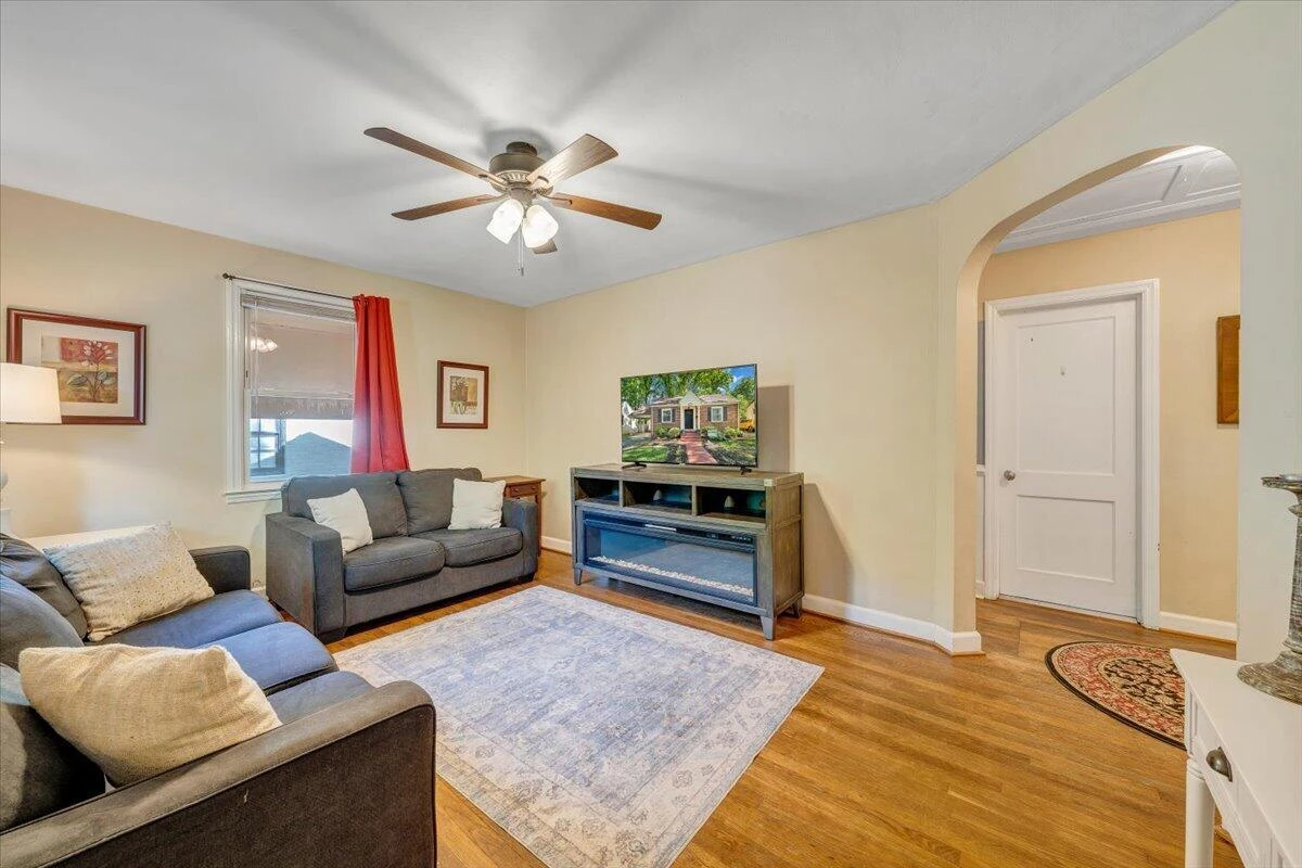 2525 Maiden LN - Photo 3