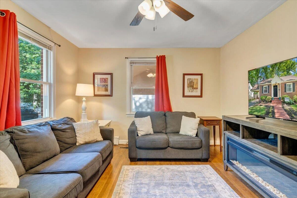 2525 Maiden LN - Photo 4