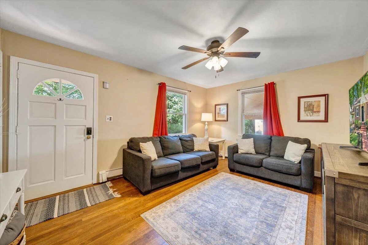 2525 Maiden LN - Photo 5