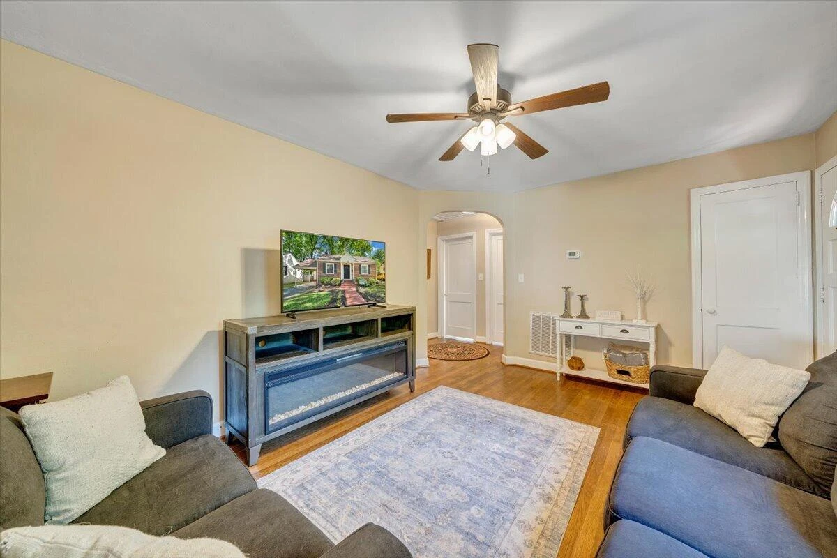 2525 Maiden LN - Photo 6