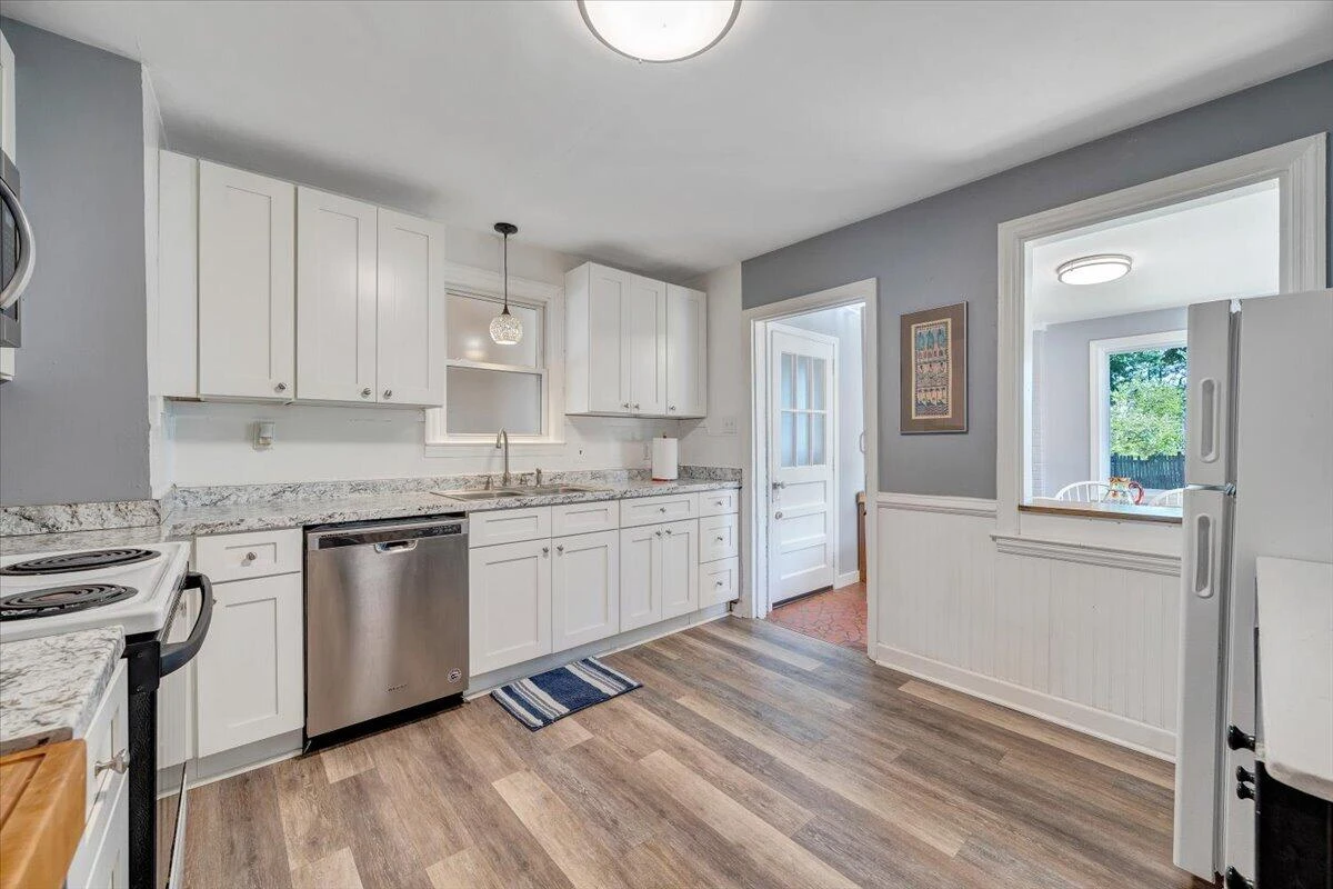 2525 Maiden LN - Photo 8