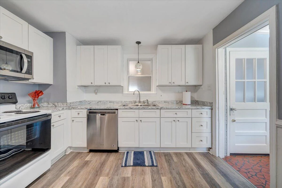 2525 Maiden LN - Photo 9