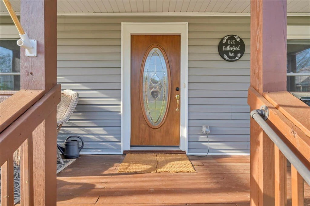 826 Rutherford AVE - Photo 2