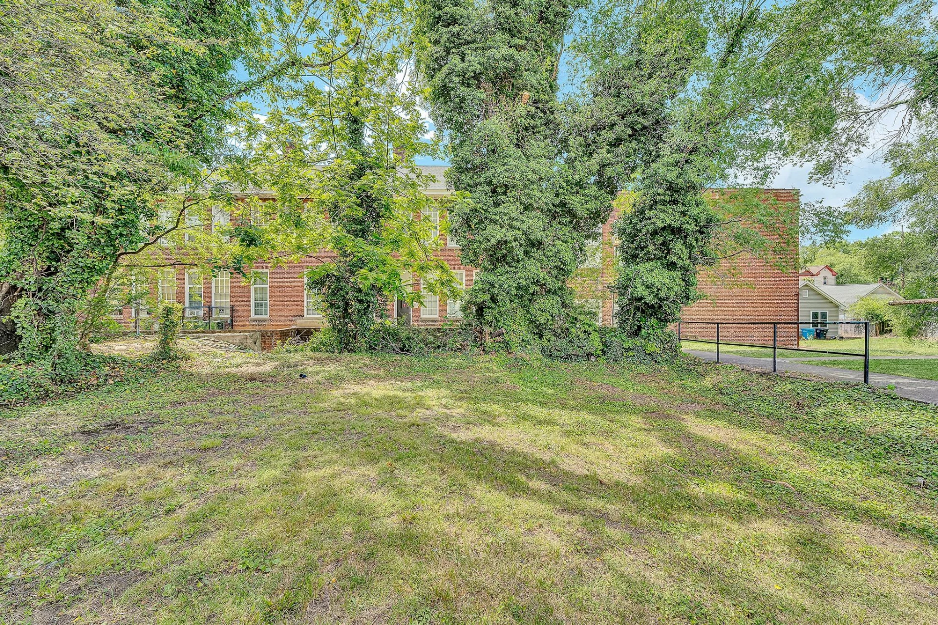 528 Rutherford AVE - Photo 12