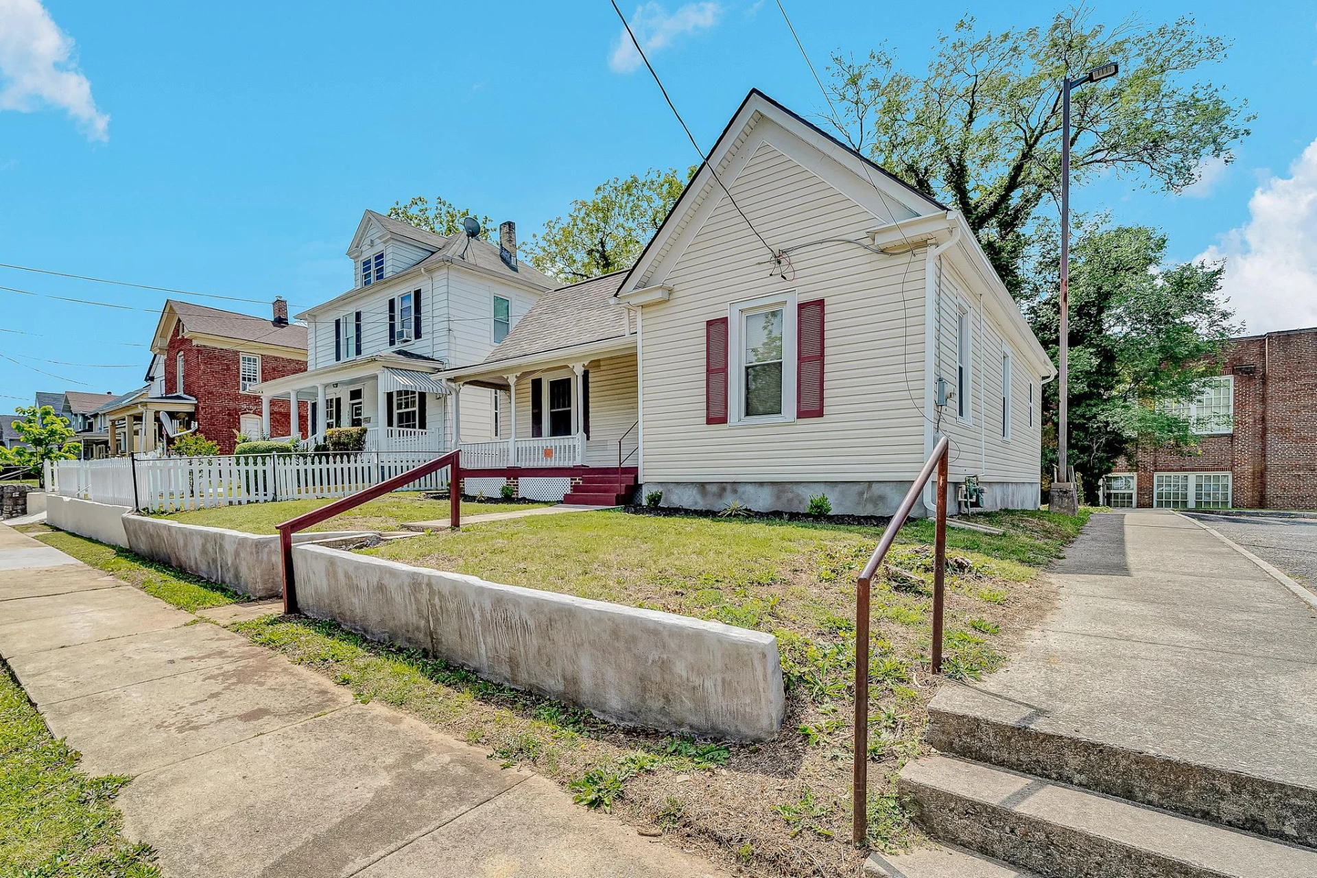 528 Rutherford AVE - Photo 2