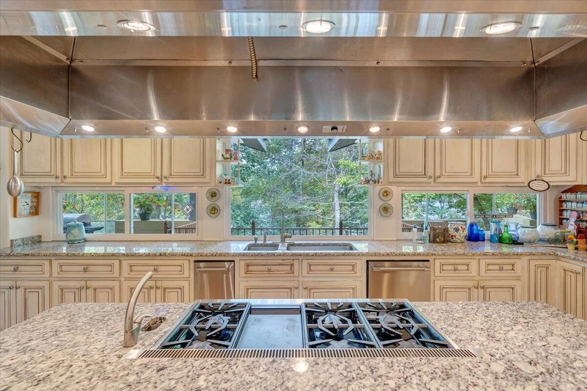 143 Charlotte LN - Photo 2
